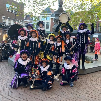 Als de dagen korter worden en de maan weer door de bomen schijnt, staat deze swingende pietenband te trappelen om muziek te maken. Info pedroband@jubalzwolle.nl