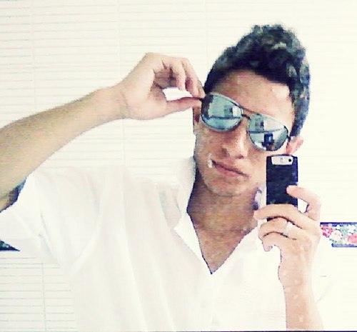 Se quiser me jugar me julguem, mais me julgue com a verdade, não com a mentira....
Queeer ser falso?Comigo não Rola....Quer fazer fofoca?Eu neem doo... boola