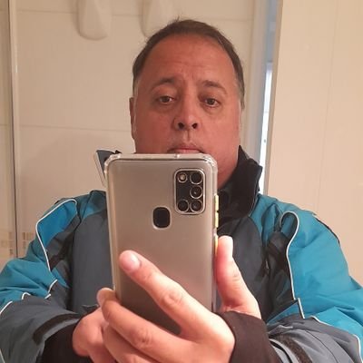 Publicista, ..., ..., Cantante, Pintor, constructor, .............., amo el Sushi, el tenis, la UC, y mi familia