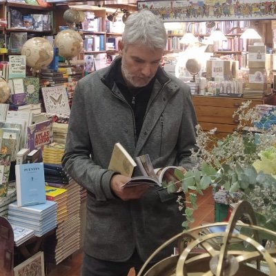 Finalista Premio Fernando Lara 2019. Finalista Premio Planeta 2016. Escribo relatos en @zendalibros. Ingeniero informático que ama su biblioteca.