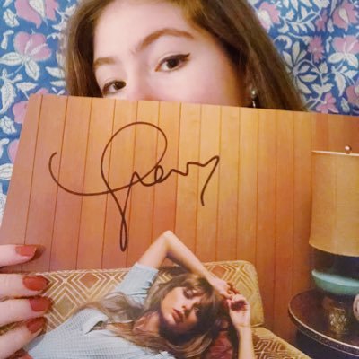 she/her ✰ american swiftie ✰ 20 ✰ august & gold rush stan! ✰ insta: charlovestay ✰ saw harry 10/31/21!