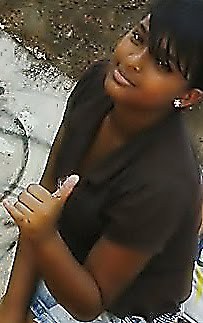 - A Menina dos cabeloos 'Escuros'♥
 Que trαz juntoo de sí muiito amoor ~/
- A pequenα priincezα cheiiα de amiigoos'
♀