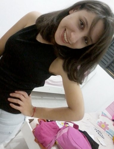 Pensa numa pessoa ciumenta , dramática , estranha , ás vezes chata , teimosa,feliz e infeliz.Pensou ? Então , sou eu ;*