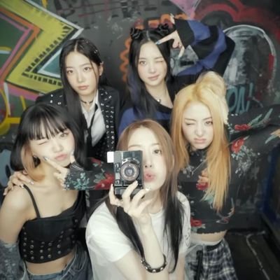 Iz*One/Ive/Le sserafim/Kep1er/Twice/Everglow/Itzy/Blackpink/G-idle/Dreamcatcher/Got7/Stray kids/Bts/Alexa/Nmixx/Billie/Loona/Ateez/Red velvet/Gfriend etc...