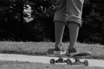 -' Andar de skate é tomar impulso, atravessar a rua , subir e descer as calçadas, dropar de um lugar alto, improvisar, equilibrar, saber cair e depois levant !