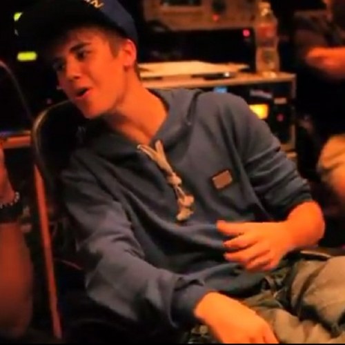 I have feet, Selena has feet. Therefore I am Justin's girlfriend. Bitch click the follow button.(;