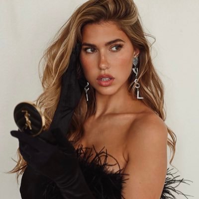 RisqueConfidant's profile picture. ❝ᴊᴜsᴛ ᴀᴅᴅ ᴍᴏʀᴇ ʟɪᴘsᴛɪᴄᴋ ᴀɴᴅ ᴀᴛᴛᴀᴄᴋ.❞