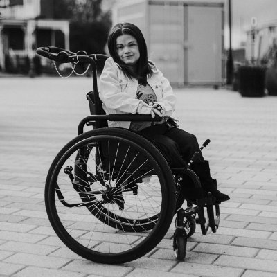 Étudiante, 2e cycle. Bénévole en temps plein. Militante dans les causes sociales particulièrement les communautés oubliées dont le handicap.