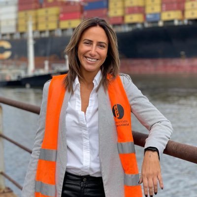 Presidenta del @PuertoDockSud y del @CPortuario Lic. En Comercio Internacional, especialista en sector portuario, ferroportuario e industrial.