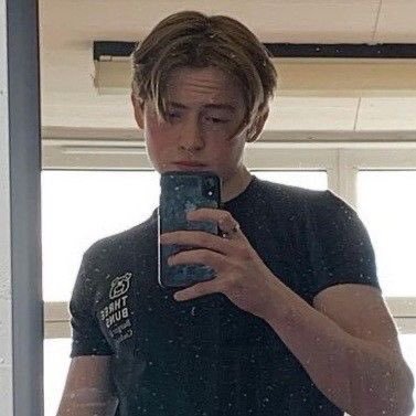 spoilereasons's profile picture. in a romantic way not just a friendway 🫧