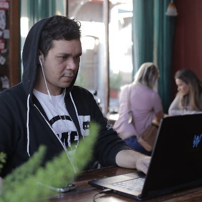 Youtuber and content creator working on @playcoltrane

Fueled by @RedbullZA, armed by @ASUS_za Business: misterflak@misterflak.com
https://t.co/2qoAWrcegE