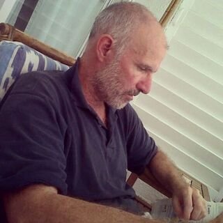 Economista. Inversiones, política, deportes, música