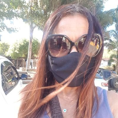 Ambidestra de esquerda, Lulista, leonina. espiritualista, antifascista e musicalizada.
