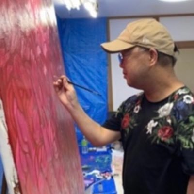 (画家、現代アート) 生きるとは何か、この世とは何か、なぜこの世に生まれたのか、様々な試練を与えられ、喜怒哀楽を経験しアートを通して「心のひだ」を探っています。 生れながら視覚・聴覚障害を持ちながらも3歳から絵に興味を持ち、北海道高等聾学校在学中に本格的に美術活動を始める。