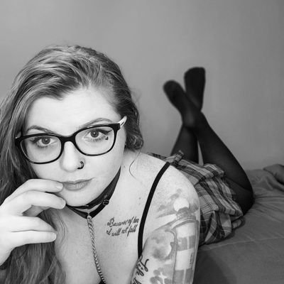 hiiii, 5ft tall redheaded cutie here with a fat booty. come check out my page! $15 tribute gets you a chat 🖤