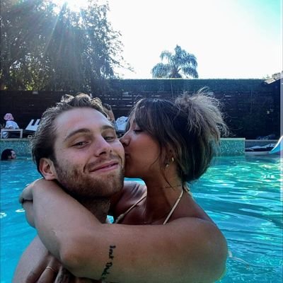 🦋Swiftie🦋|🌻It's a copy, of a copy of a copy🌻|Luke:fuck me at a quarter to three, cigarette in my hand | L & H, Larry, Sierra, Corpse, Måneskin n 5SOS ⭐⭐⭐