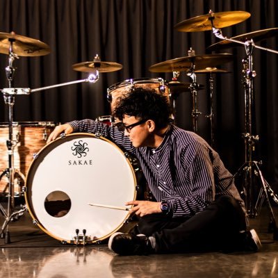 オープンハンドのドラムス。 /PLUE 近藤りょうやetc…色んな人の後ろか横で演奏しています。現在は 所々でドラムとカホンのサポートしてます。最近カメラも始めました。ハンバーガーとジンジャーエールとほうじ茶、そして和菓子が大好きです。サポートのご依頼はDMまで。