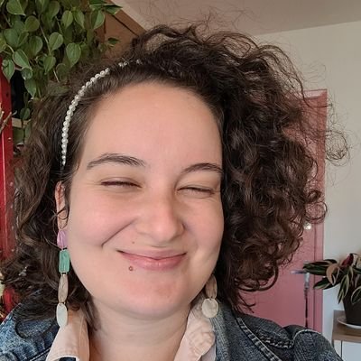 ThaisGoldkorn's profile picture. ainda não sei o que tem que fazer na vida, sigo improvisando 
ela/dela