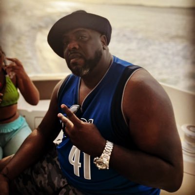Father, son, brother and passionate sports fan. #Stock Trader, #investor and #global traveler. 🛫 🇨🇴🇧🇷🇩🇴🇨🇦🇲🇽🇱🇨🇧🇸🇲🇶🇻🇮🇵🇷 IG: @jmitch2814