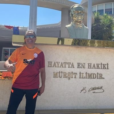 Atatürk milliyetçisi bir vatansever.TUROYD  yönetim kurulu üyesi. Turizoom yön. kur. üyesi. Camiasına sadık, objektif , adil bir Galatasaraylı.