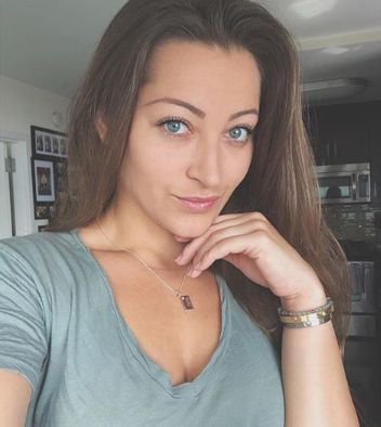 Verkäuferin in einem Kosmetikgeschäft und neu auf Twitter möchte ich neue Freunde finden 🥰