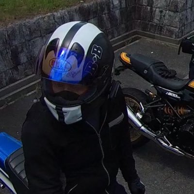Kawasaki ZRX400 に乗っています。 乗るのも弄るのも好き！バイクライフを楽しみたいと思っています。気軽に声をかけてやってください、ツーリングのお誘いも待ってま〜す。#ZRX400 #ツーリング #バイク #江沼チェン #Kawasaki #fcr