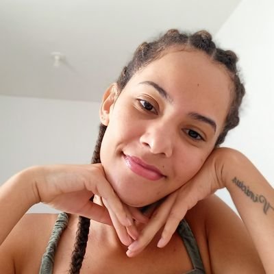 JanainaThram's profile picture. Mineira e neta caçula, canhota e de esquerda, vegana e com consciência de classe