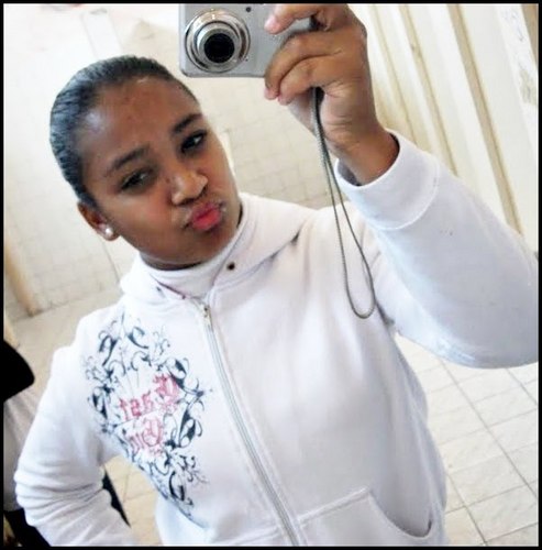 '

..Seguuuuuuuura ladrão Que a inveja e a falsidade tá em peso Nesse mundão ;]]*
*'   .. pele parda & ouço funk !* ♪  