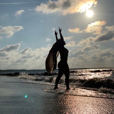 Magdarteaga's profile picture. 🪄Creadora del método Healthy Dance💃 🍃Libera cuerpo y mente bailando🍃 🪐Actriz/Bailarina-Coach-Terapeuta Reiki 💫