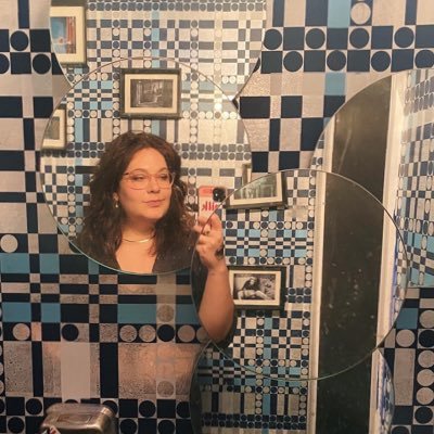 elisabethjoffe's profile picture. be quiet while the game is on. she/her.