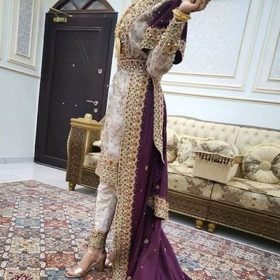 ی خانم متاهلِ خونه دارِ کمی شیطون ک ترشحات ذهن مریضشو مینویسه