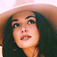 Hande Erçel News(@handeercelcl_) 's Twitter Profile Photo