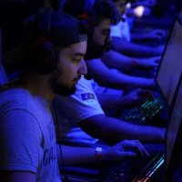 L V (@ftxzin) 's Twitter Profile