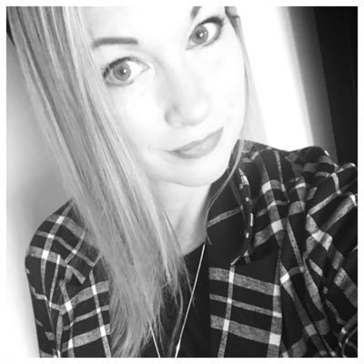 dactyl1701's profile picture. Artist and mom 💕🌻✨🌜🎋🍀