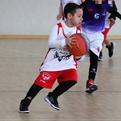 Montalbeño de nacimiento y Trillaor de vocación. Amante del basket y amigo de mis amigos. Trabajando para Iberia. Presidente del C.D. Basket Azuqueca