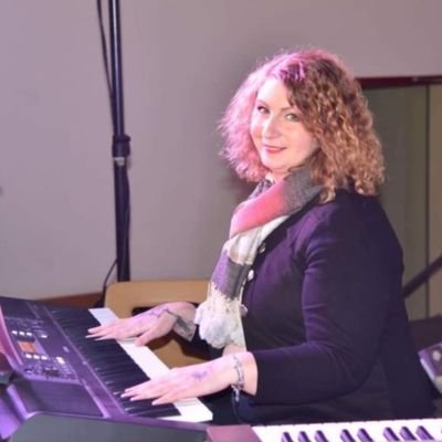 Joyeuse, dynamique, passionnée par la musique 🎶
Tout mon temps libre est consacré au chant, au piano, à l'écriture et à la peinture... Vivre c'est maintenant.