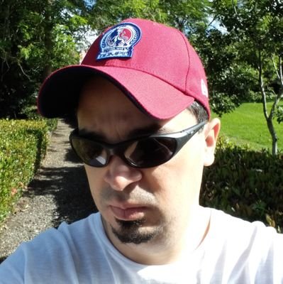 Caricaturista, ilustrador, historietista, pintor, futuro diseñador gráfico, hincha de fútbol y soñador de un mundo que ame y sepa apreciar el Arte.