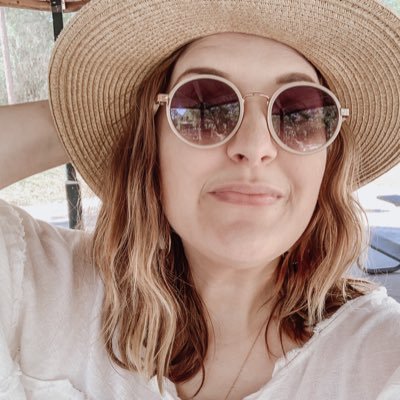 Writer. Wife. Mom. Yoga, pets, and plants | she/her | ND 🏳️‍🌈 | Instagram: @arelleveebooks