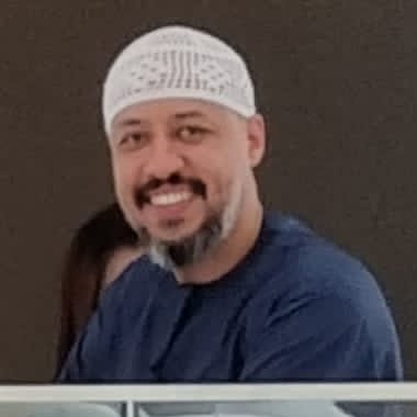 كن شريفاً أميناً، لا لأن الناس يستحقون الشرف والامانة، بل لانك أنت لا تستحق الضعة والخيانة.