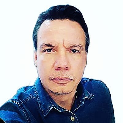 Empreendedor, recifense, casado, amante da natureza, defensor dos animais, espiritualista, visionário, ufólogo amador e etc...