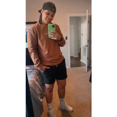 jNeiurka's profile picture. -"Everybody has a chapter they don't read out loud." 📖