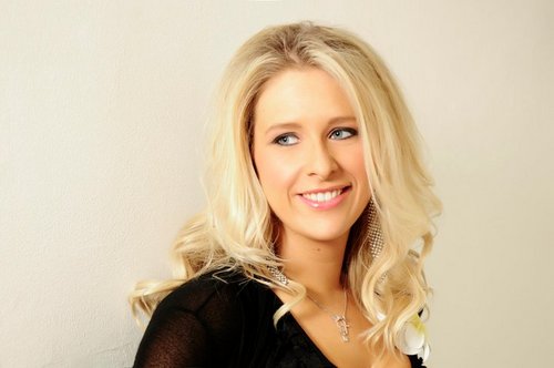 chlogamble's profile picture. People Manager @SWTCouncil, owner of Sparkle Box Studios @SparkleBoxUk, pro MUA, beauty writer and Fake Bake Real Woman for @fakebakeunitedltd