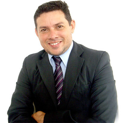 Sou profissional em marketing, com especialização em marketing político e eleitoral, atuo também na área de neuromarketing e marketing de guerrilha