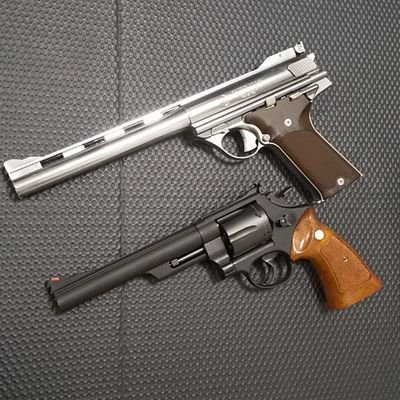 リボルバーを愛して止まないサバイバルゲーマーです。
愛銃はコルトパイソン。
スターウォーズ、とりわけライトセーバーが好き⚔️
最近はVの配信ばっか観てますね。
推しは周防パトラちゃん様です。
円錐角膜なんで、目は良くないです。
ユーソフト愛用者。