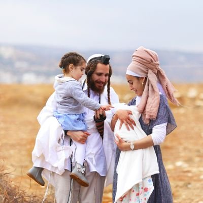 גר עם אשתי והילדה בגבעת רמת מגרון...
ארץ ישראל נקנית ביסורים ובמאבק נחוש ללא יאוש