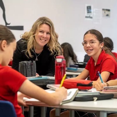 Fière maman de 2 filles, prof de 170 élèves, passionnée de pédagogie, finance, lecture et plein air! Fan finie d’achats locaux et de comédies françaises!