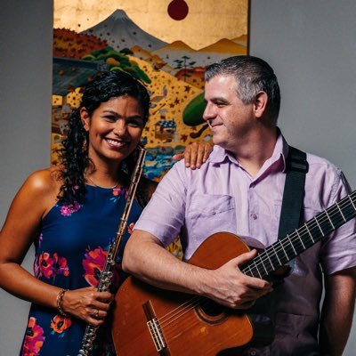 Duo de música latinoamericana, venezolana, universal. Yaritzy Cabrera (Flauta) - Hector Molina (Cuatro/Guiatarra)