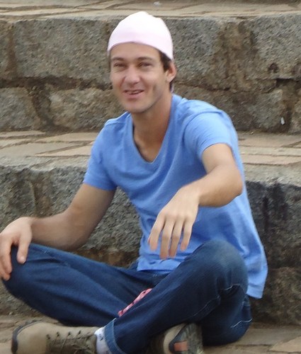 Sincero, amigo, de boa, sossegado. Me segue aí e se torne meu amigo!
Sou irmão do @Paulo_hds123 .