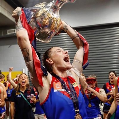 Professional boxer | Melbourne Demons AFLW #7 | Marriage celebrant | https://t.co/XgJ3uk2Omm