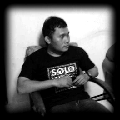 Lelaki yang [kadang] suka ketawa sendiri